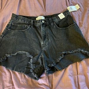 Frayed boyfriend jeans.